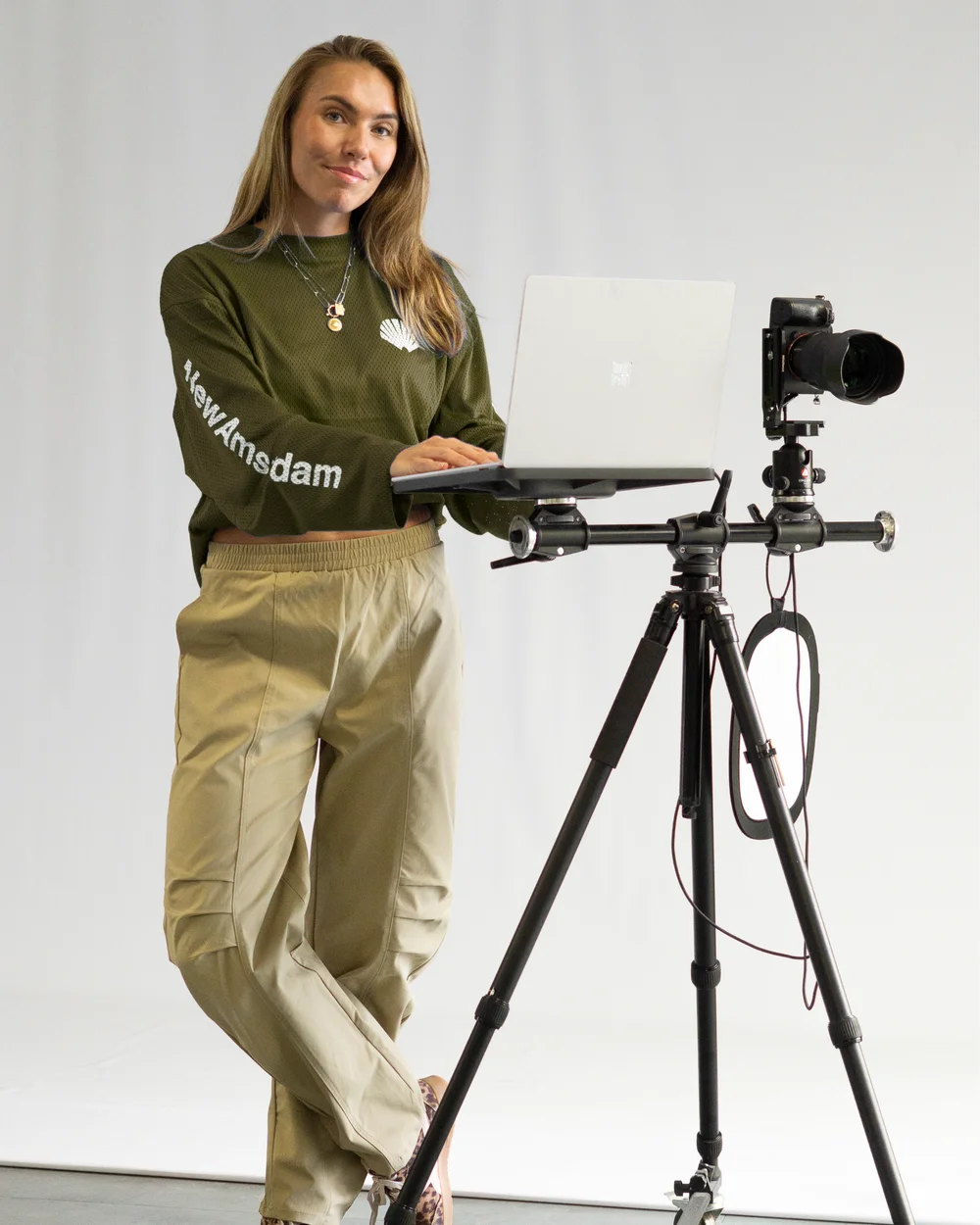 Liz Janssen met haar laptop en camera in de studio